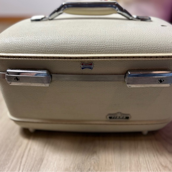 Vintage American Tourister - Picture 1 of 7